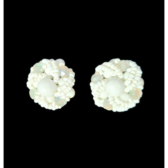 Vintage White‎ Iridescent Twisted Cluster Seed Bead Round Fob Clip On Earrings - Picture 3 of 9
